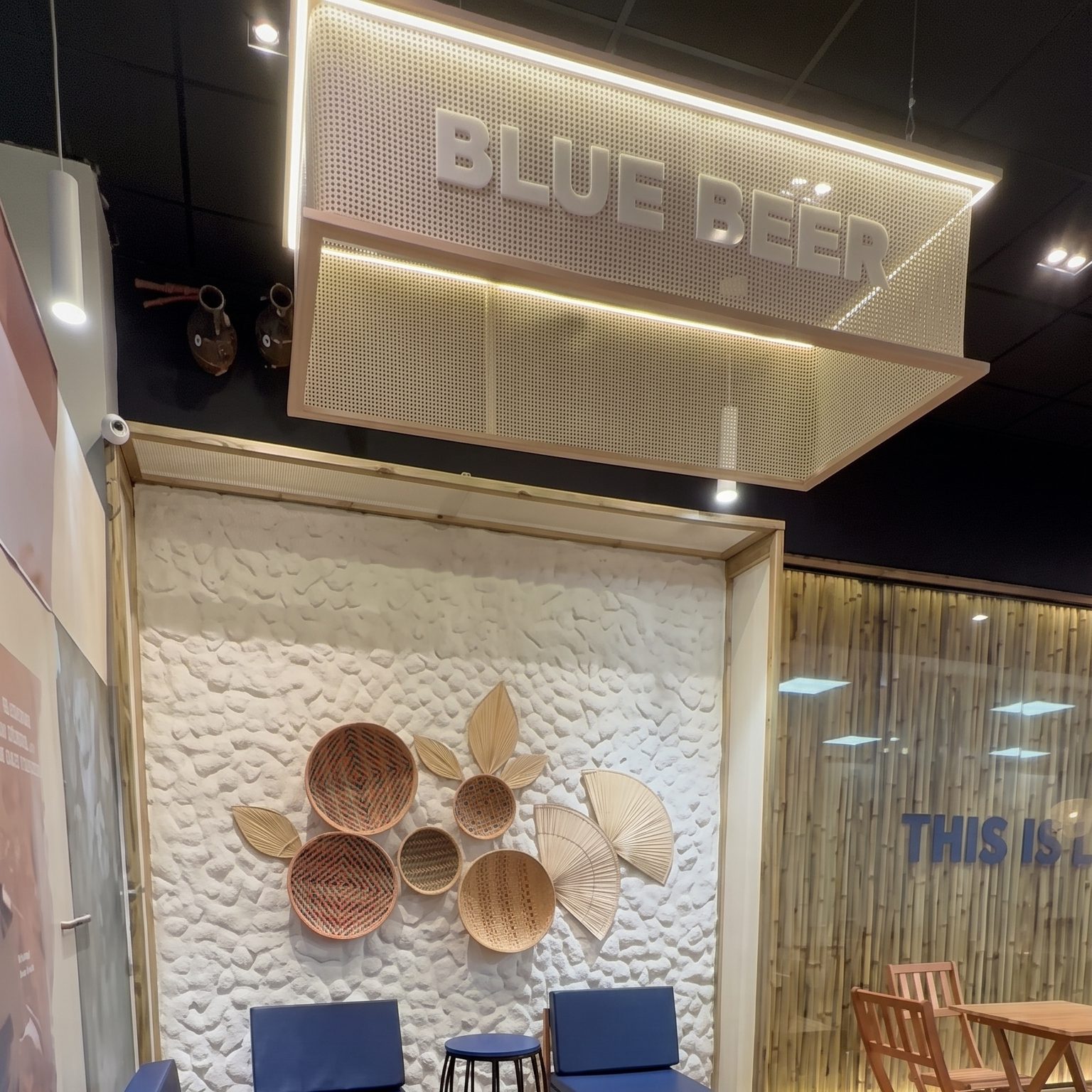 Detalhe de painel em fibra trançada com letreiro Blue Beer