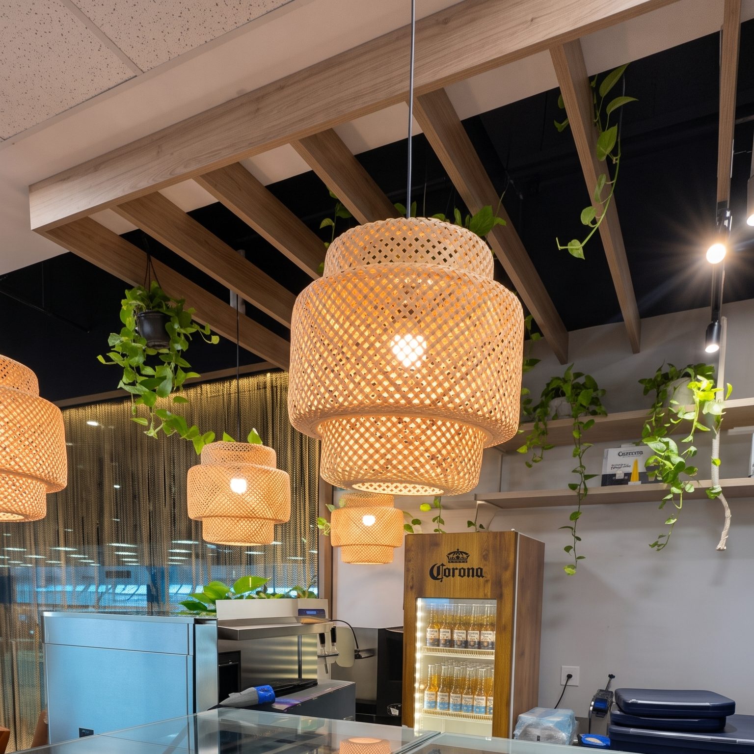 Luminárias de bambu artesanais, detalhe do projeto Lounge Corona em Cuiabá